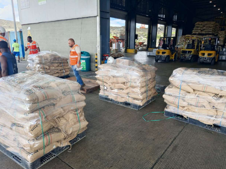 Pallets de café verde envueltos y listos para embarque