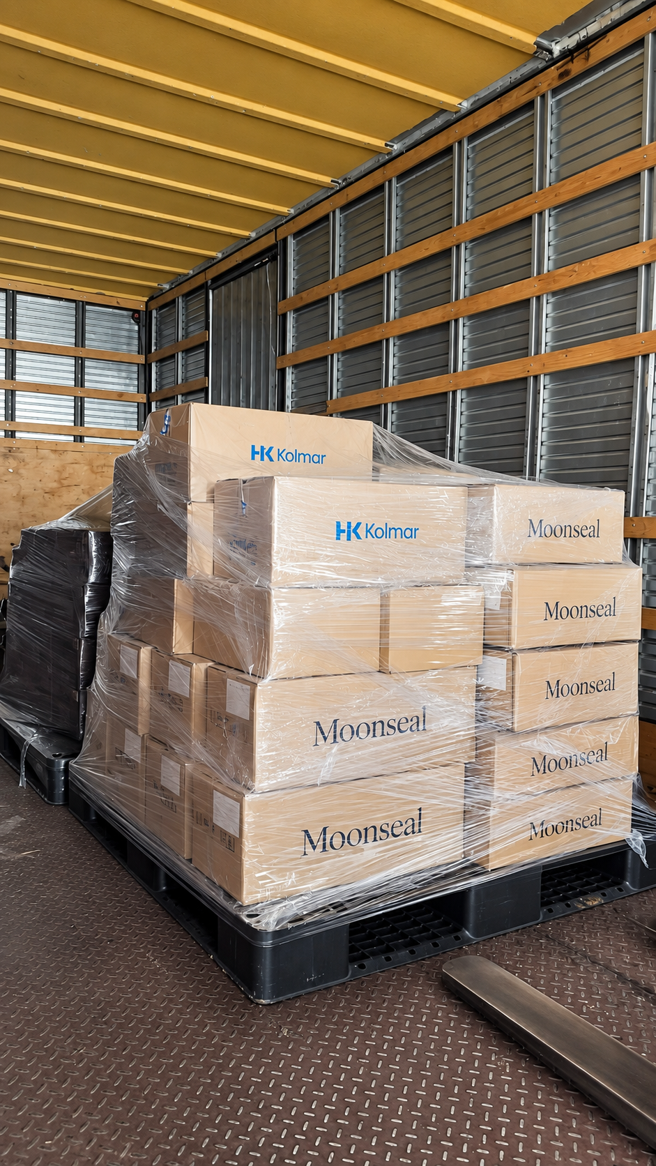 Pallets de cajas Moonseal y HK Kolmar estibados en camión