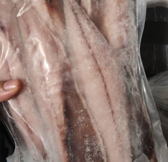 Filetes de pescado congelado (caballa), envasados al vacío